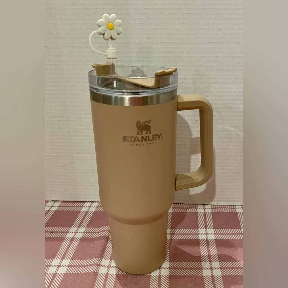 Tan 40 oz Stanley Stainless Steel Tumbler Clear Straw White Daisy Straw Topper‎